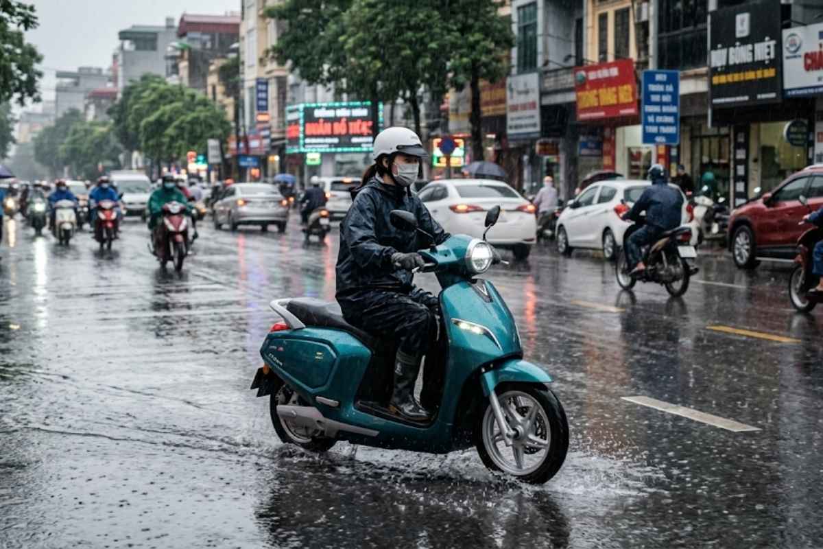 Người đi xe điện ở trời mưa